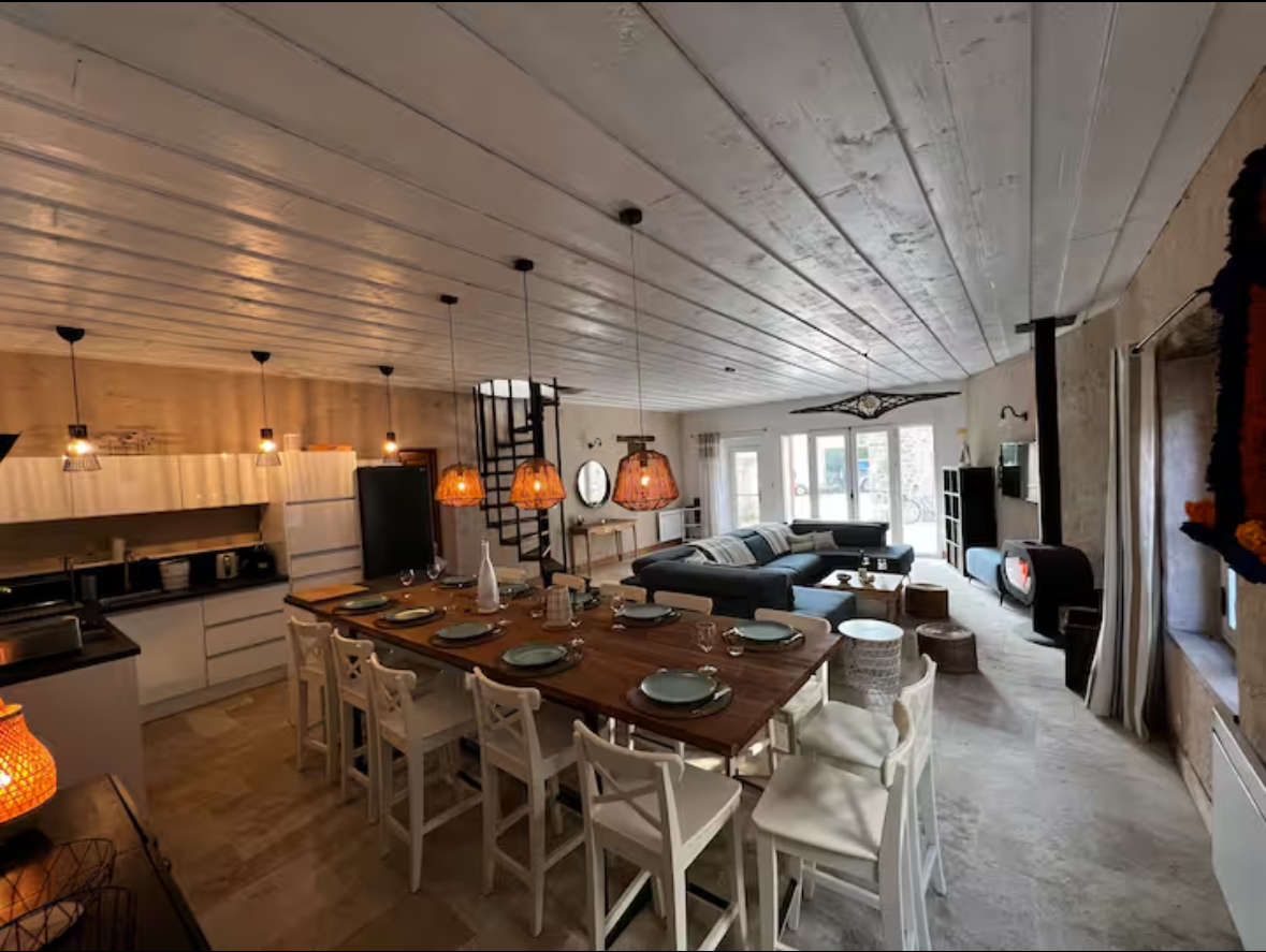 Grande pièce à vivre de La Grande Pêcherie avec table conviviale et salon